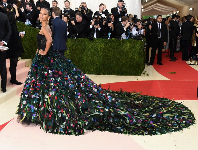 Kakie Vechernie Platya Vybirayut Zvezdy Foto Zvezd Na Met Gala Modnye Platya Zvezd