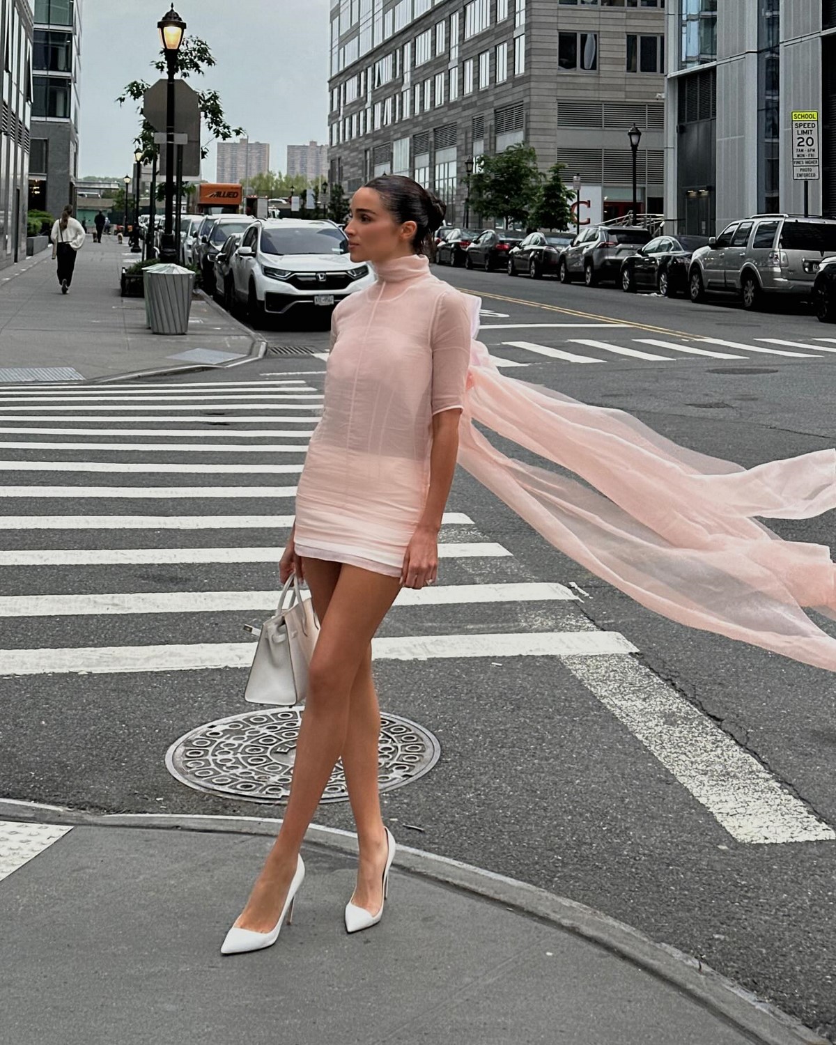 В чем встречать Новый год 2027? Красивые новогодние платья